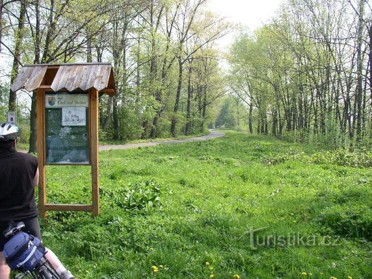 Stigen från Osecký-bron till Osecký jezu.: Detta är den markerade Bečva-cykelvägen