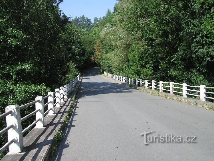 A estrada de Slatinský mlýn a Červená hora