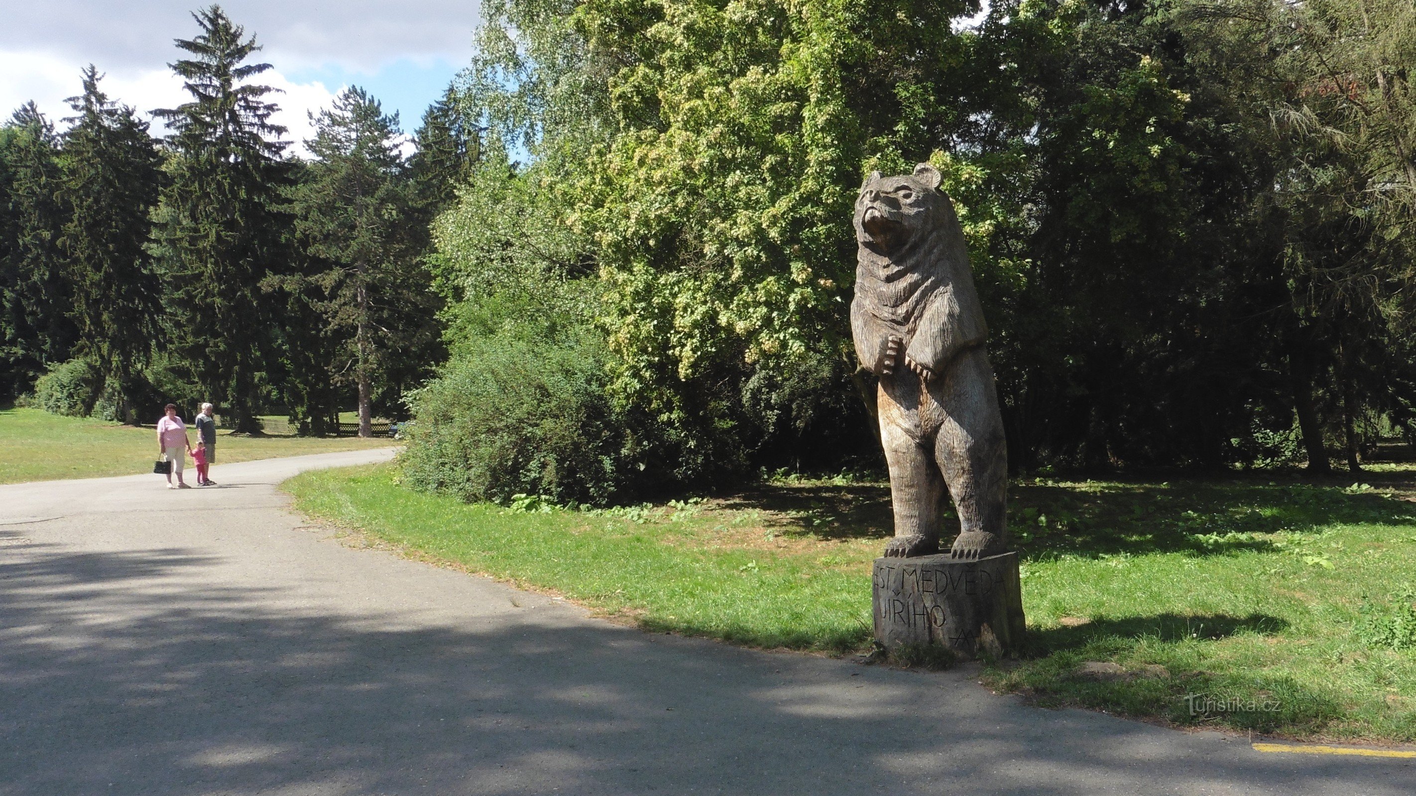 o potecă prin parc