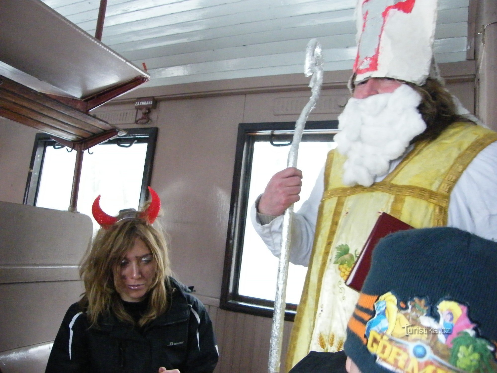 поїздка на паровозі, нас супроводжували Дід Мороз і чорти