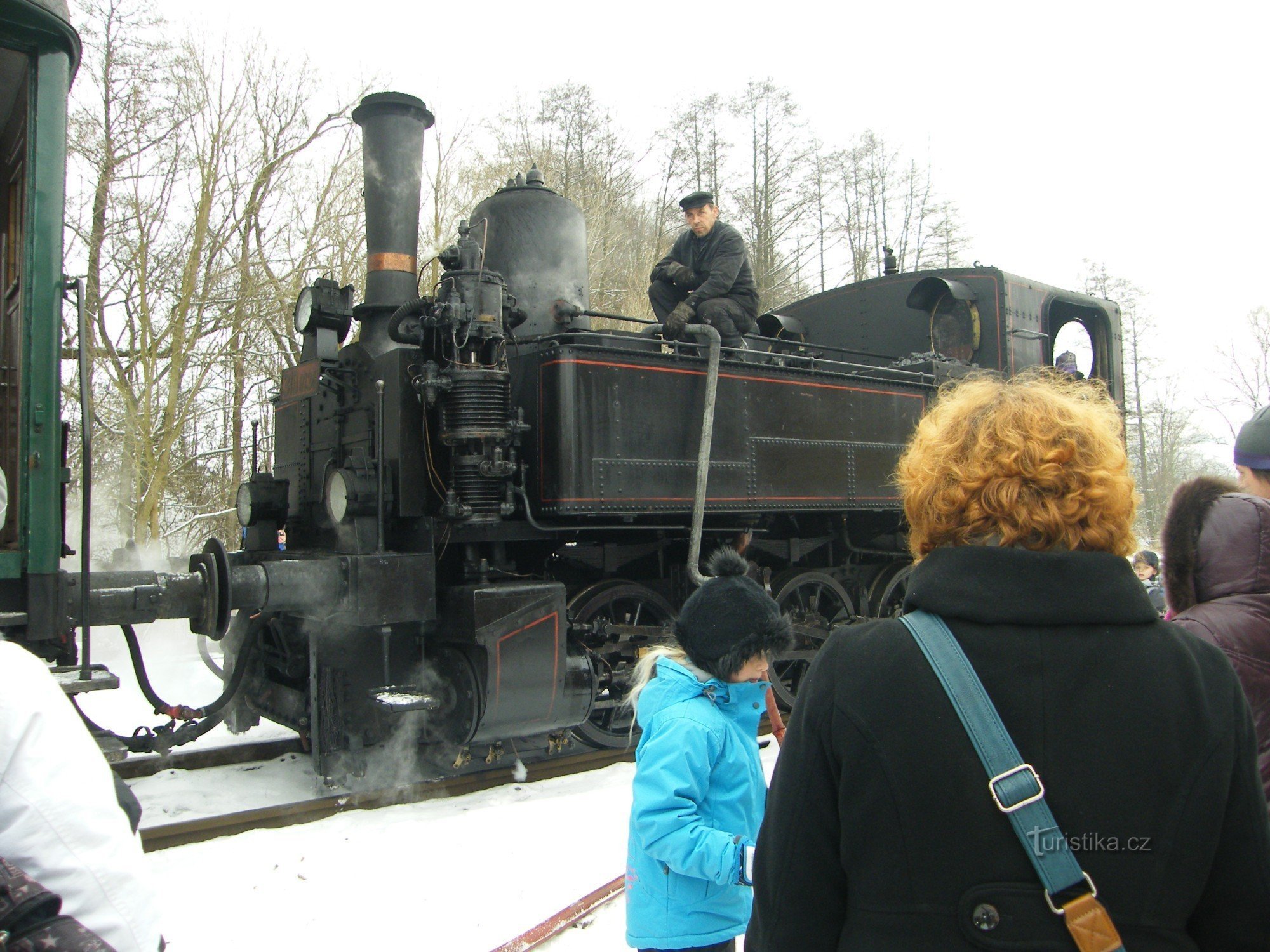 reis per stoomtrein, we werden vergezeld door de kerstman en duivels