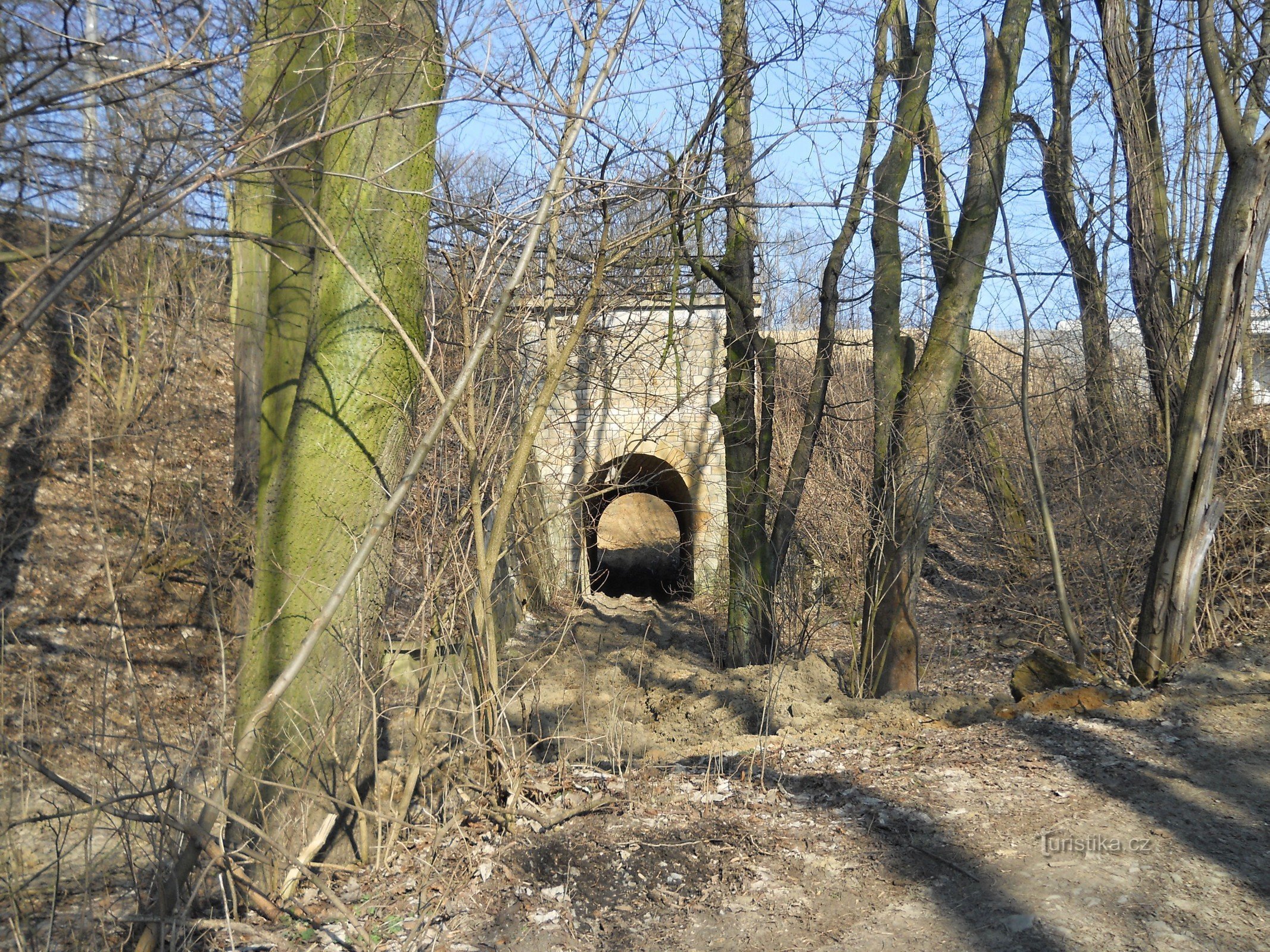 Le chemin jaune autour du barrage