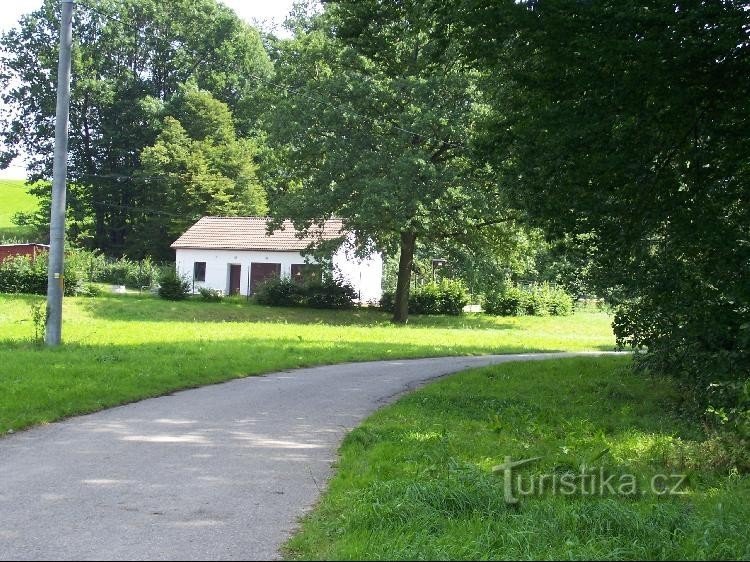 Sentier : Vue du panneau à droite vers Bernartice