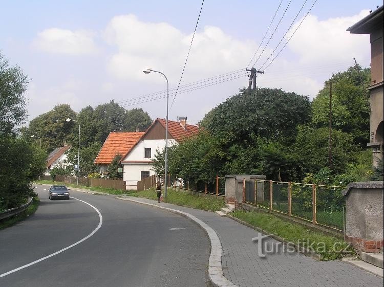 Straße: Blick vom Wegweiser auf der Straße in Richtung Nový Jičín