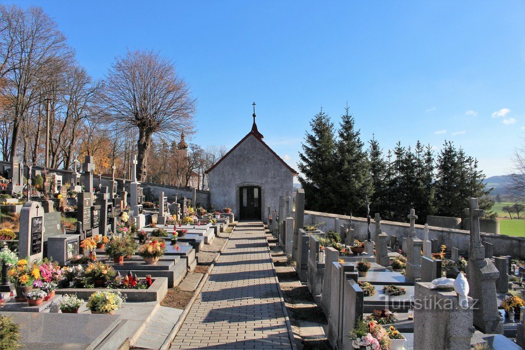 Stien gennem midten af ​​kirkegården til kapellet