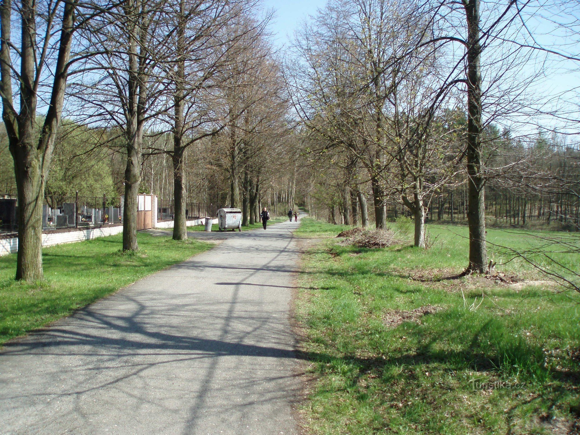 Strada vicino al cimitero in serbi