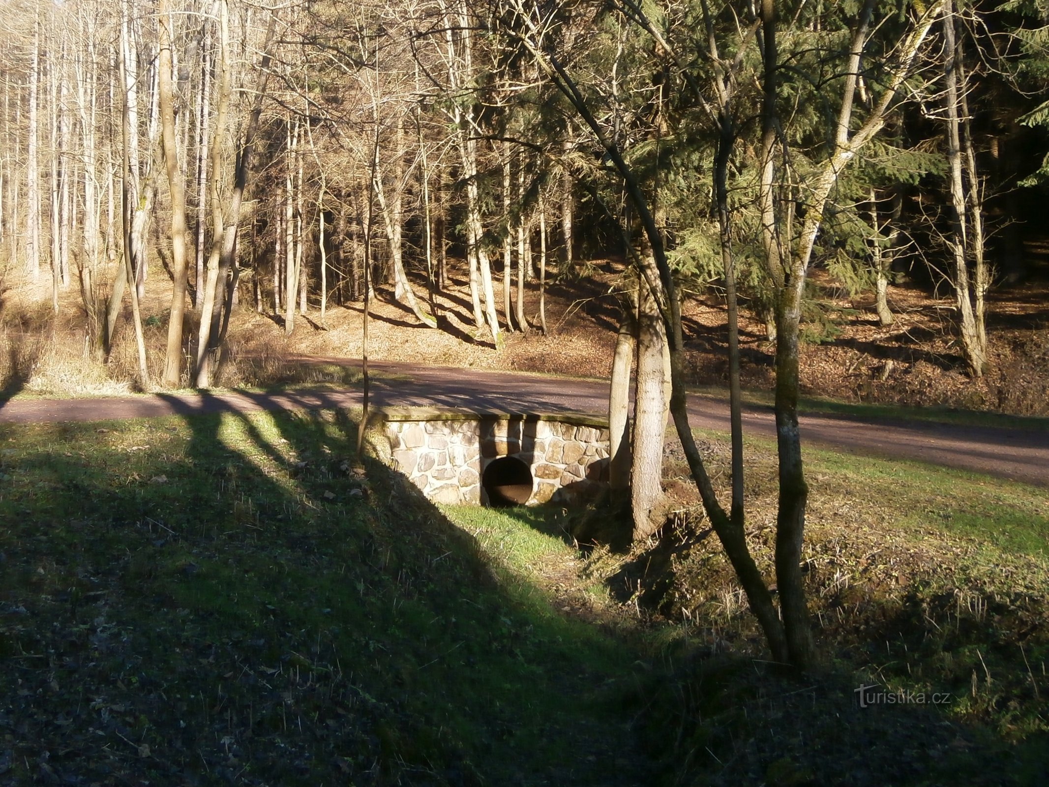 Mostolinka 泉附近的小径 (Radeč)