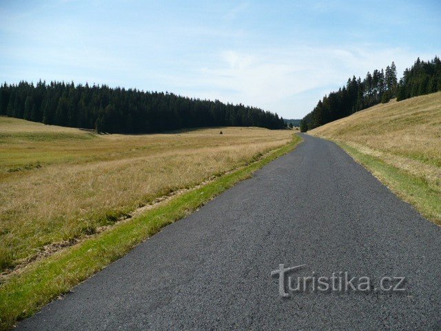 la strada da Jeléní in direzione di Přebuz