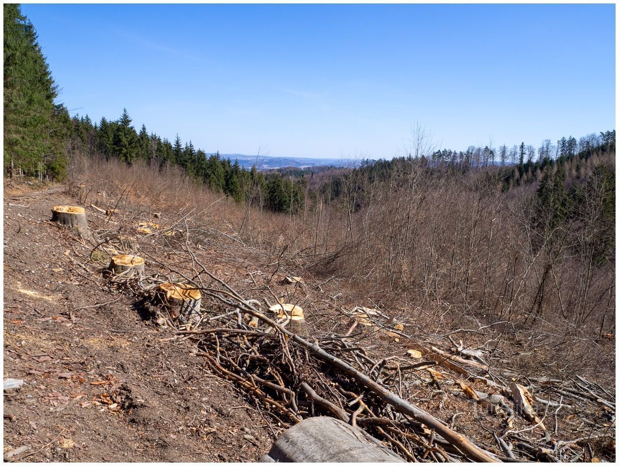 La route de Klášterc est déjà marquée par l'exploitation minière