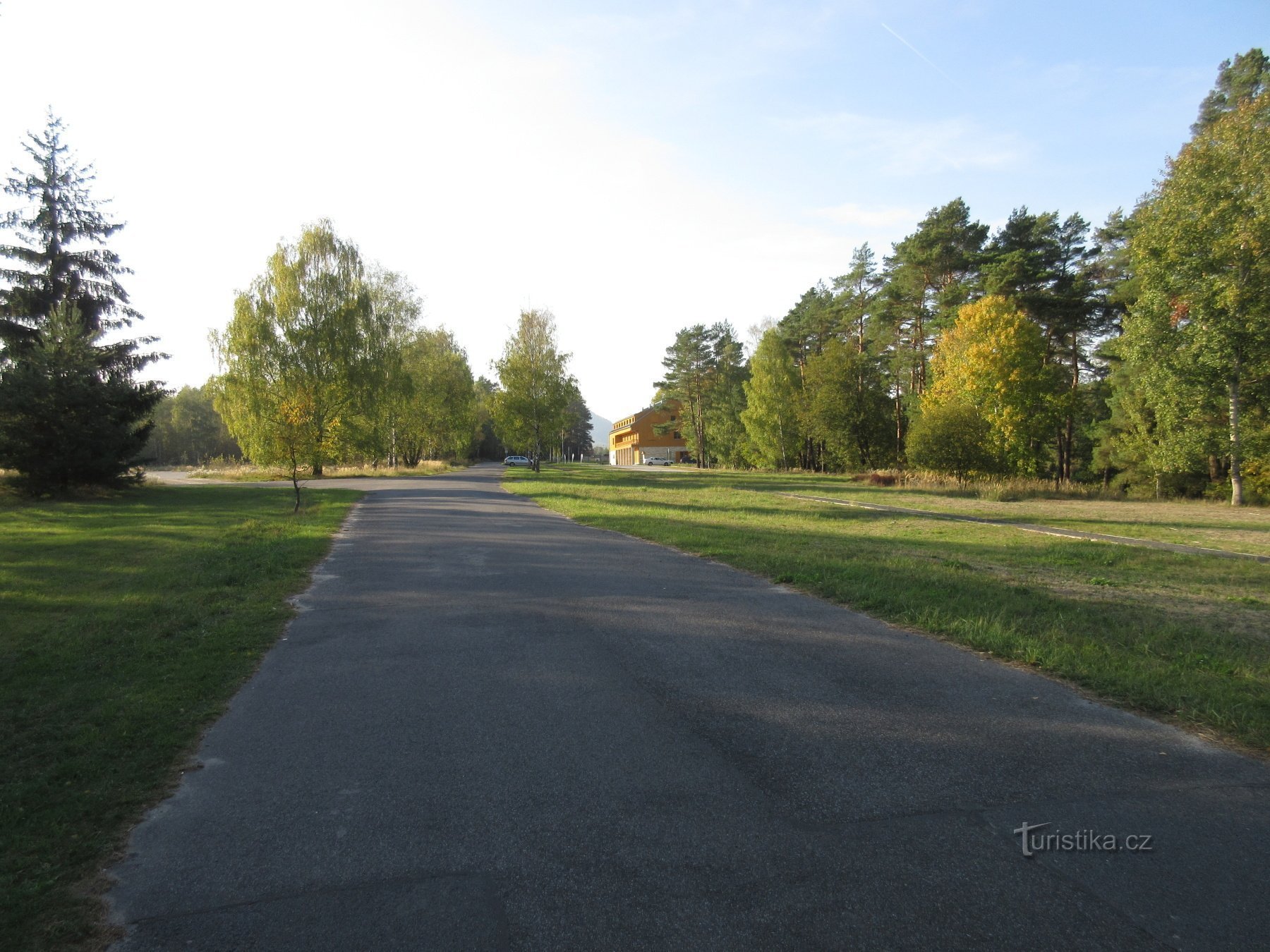 Die Straße vom Parkplatz aus kann man das Hotel dahinter sehen