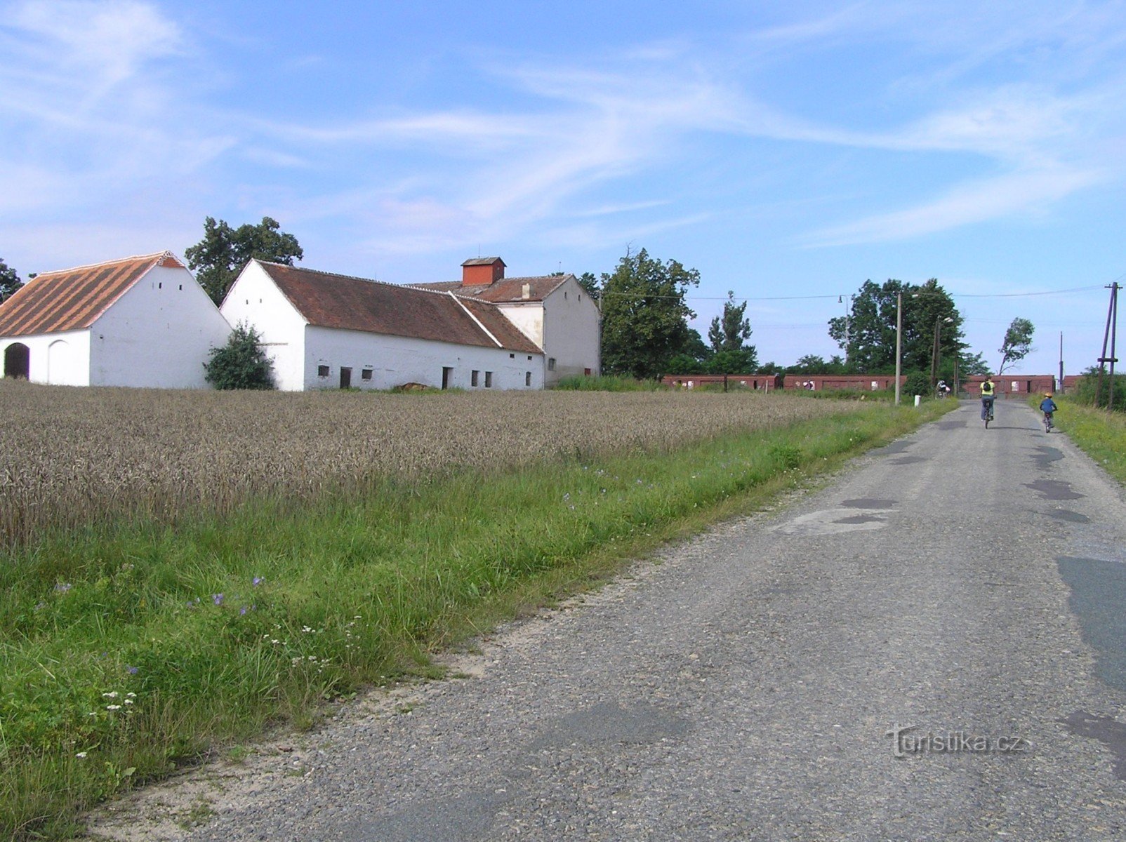 der Weg vom Dorf nach žel. der Bahnhof