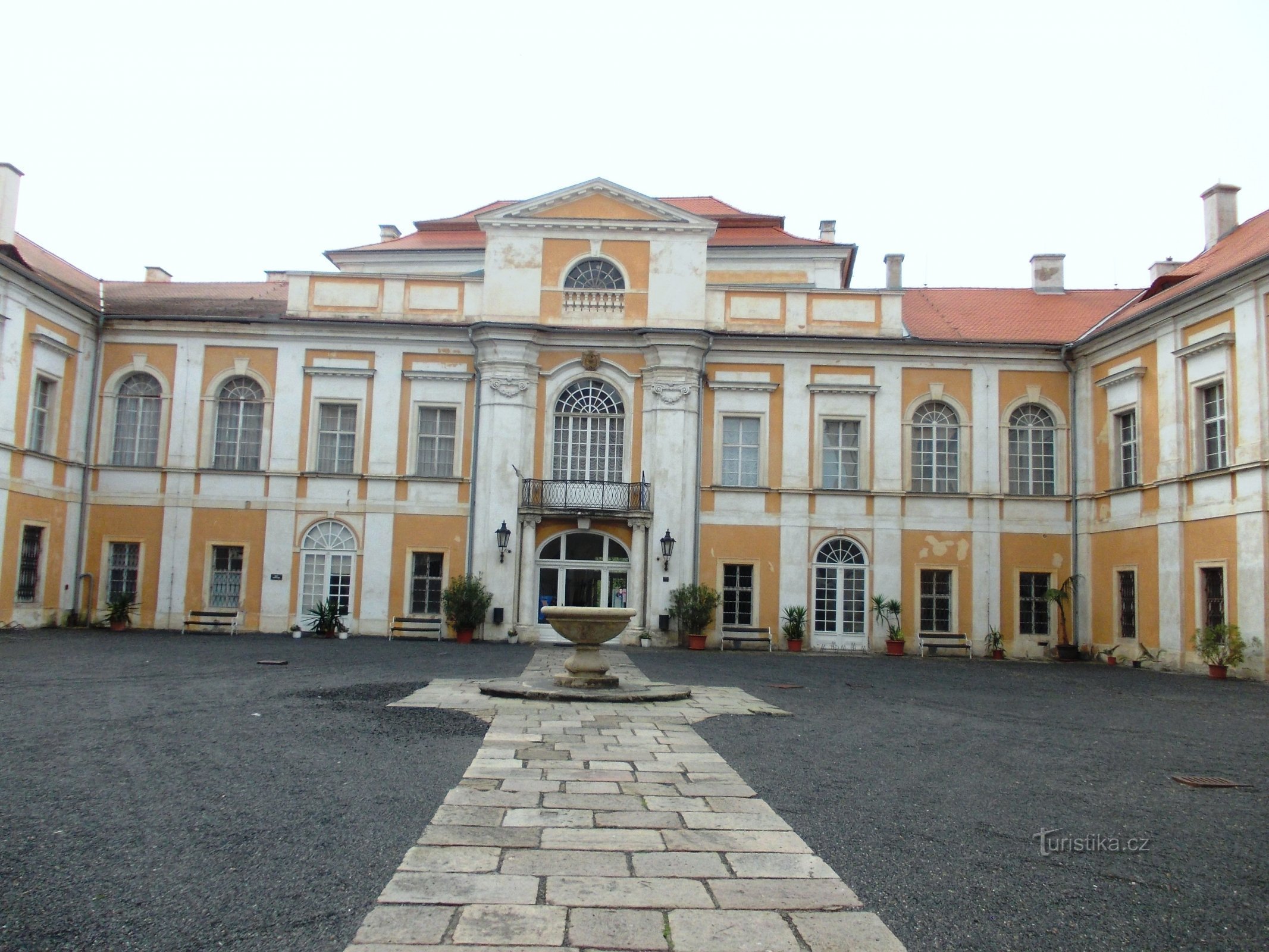 Cour d'honneur et partie du château avec la salle Valdštejnský