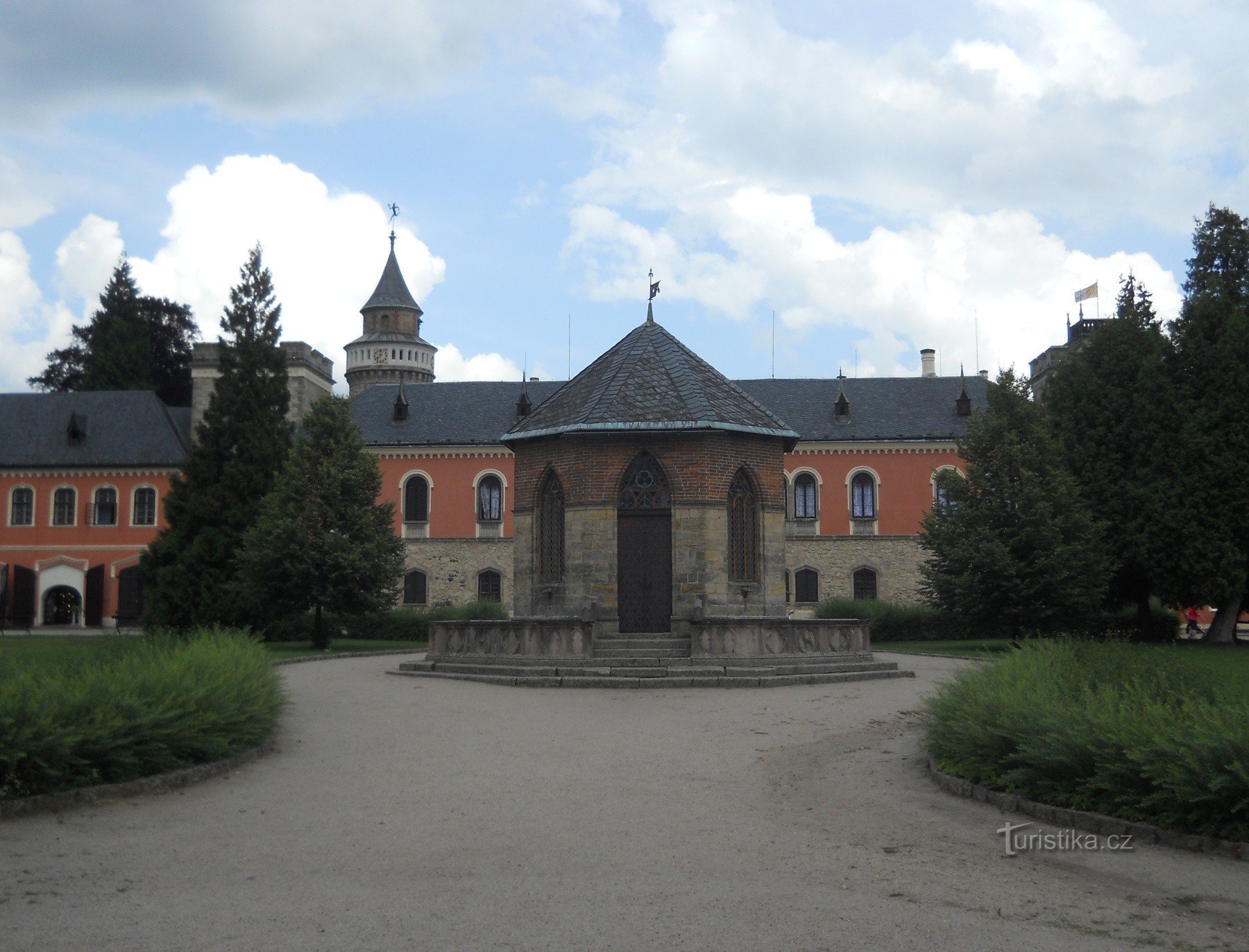 Court of Honor z fontanną, z okrągłą wieżą bretońską i po prawej stronie z kwadratową wieżą austriacką
