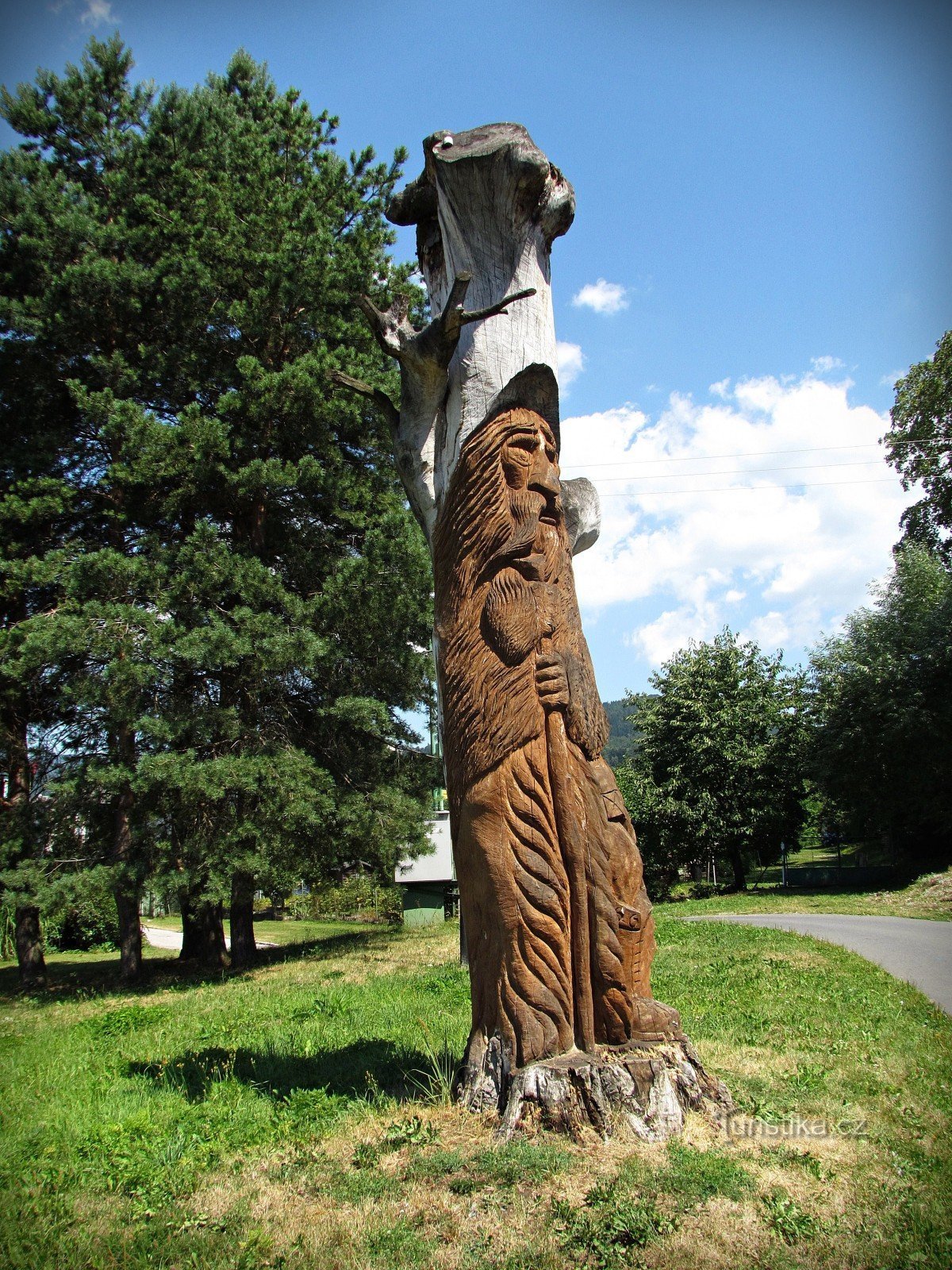 Sur le chemin de la zone, nous passons devant les premières statues