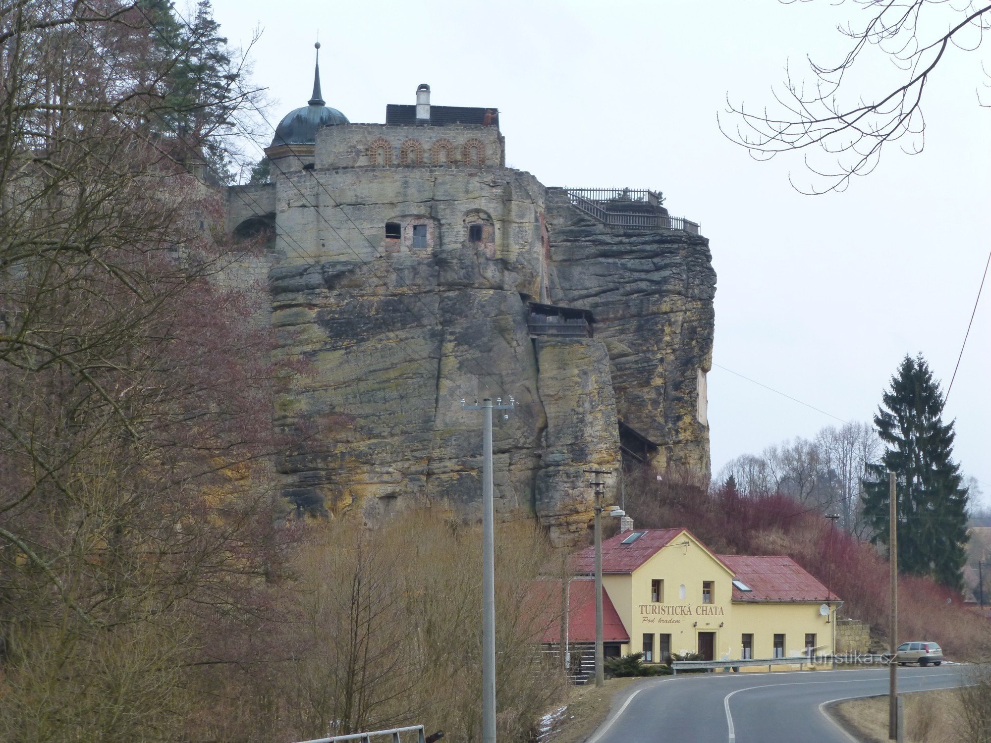 de camino a la cima, el castillo rocoso de Sloup en Bohemia