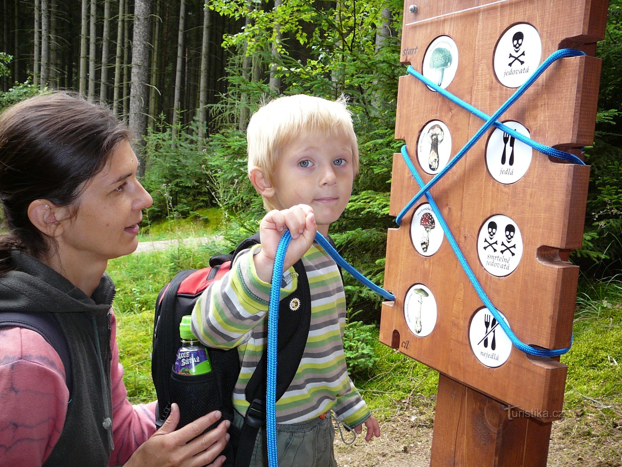 一路上，除了教育看板，你还会遇到各种游戏和动画元素，比如