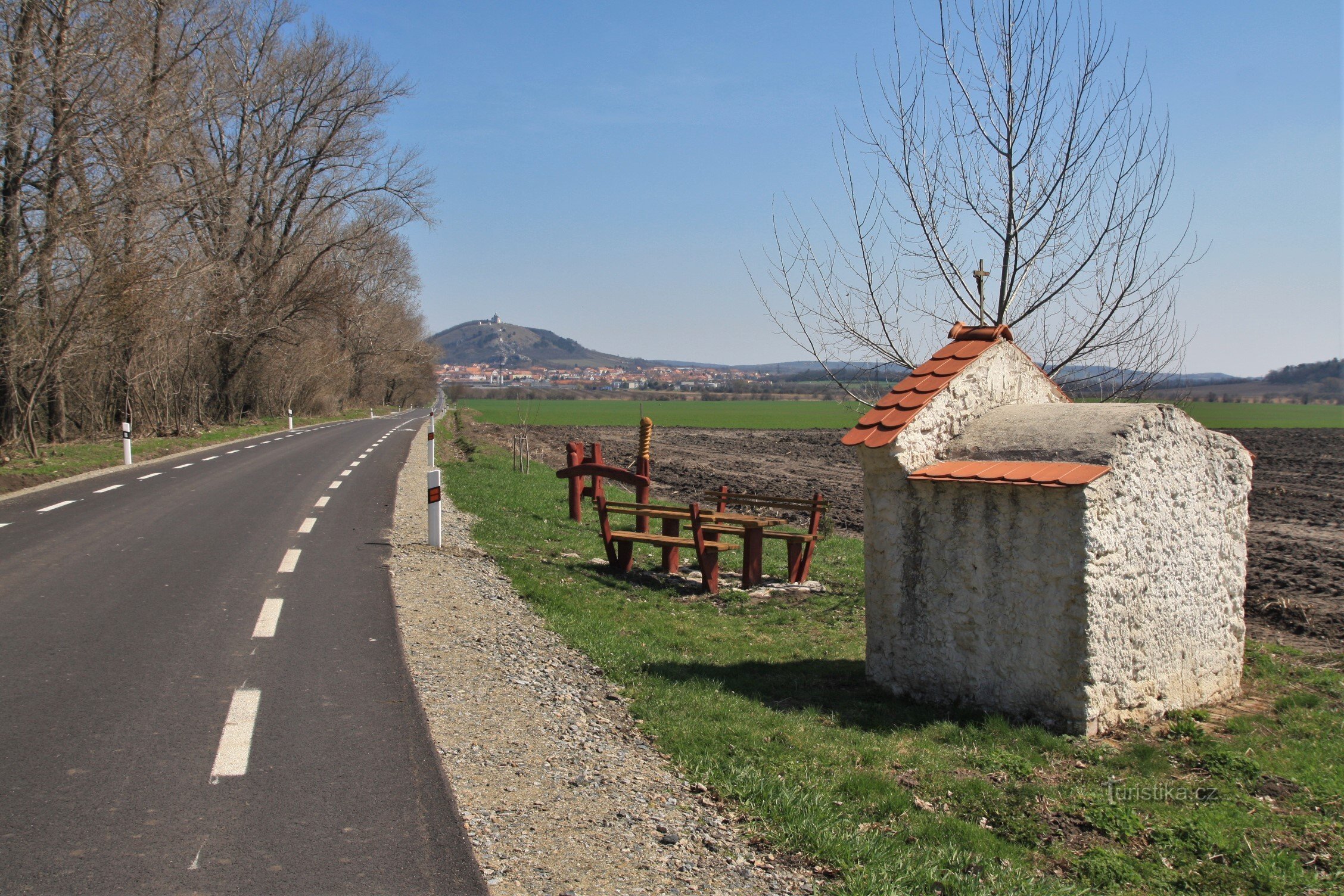 En chemin, il passe devant une chapelle réparée avec un coin salon