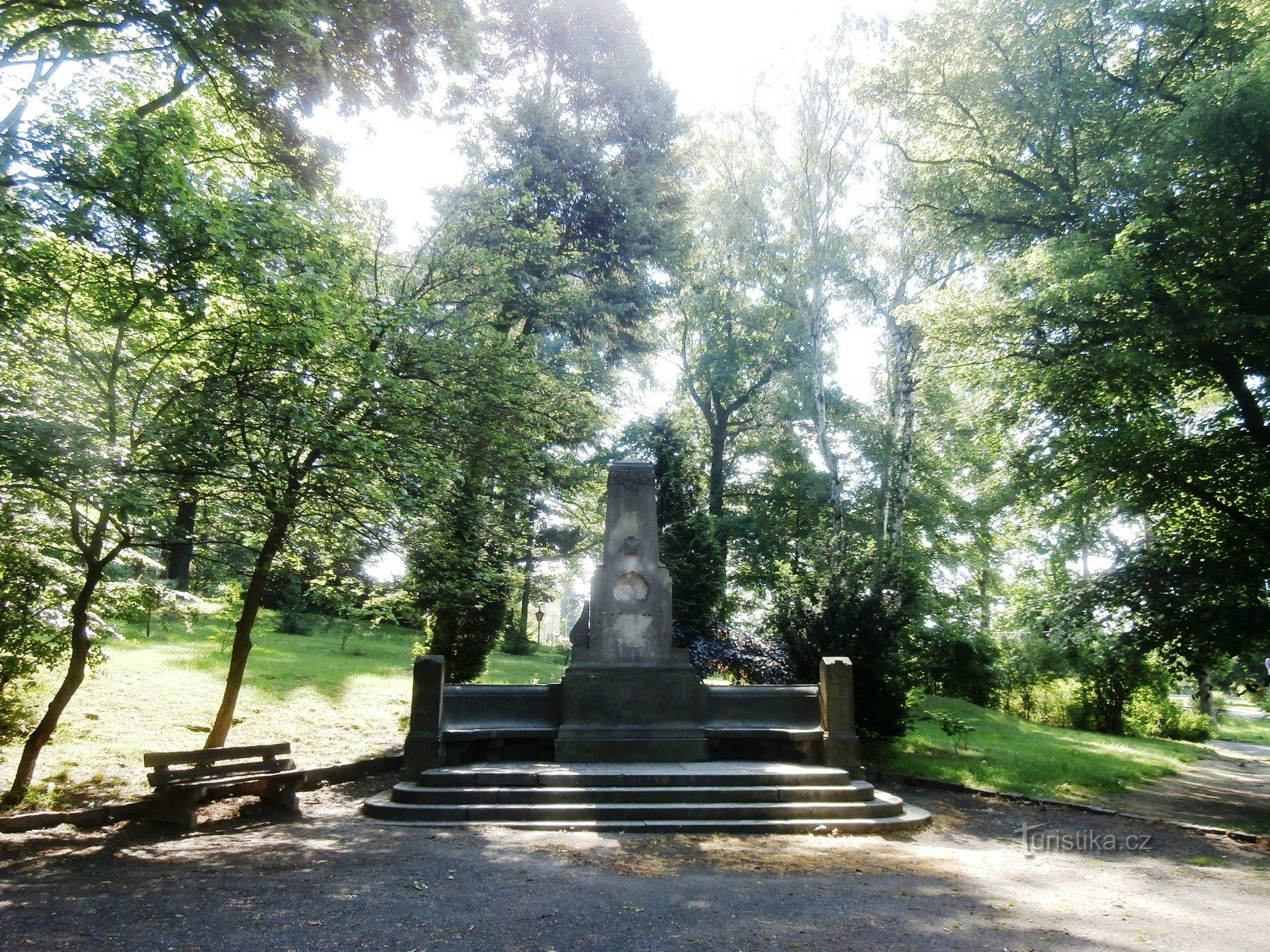 Sulla strada per Kvádrberk - un monumento al compositore Franz Schubert