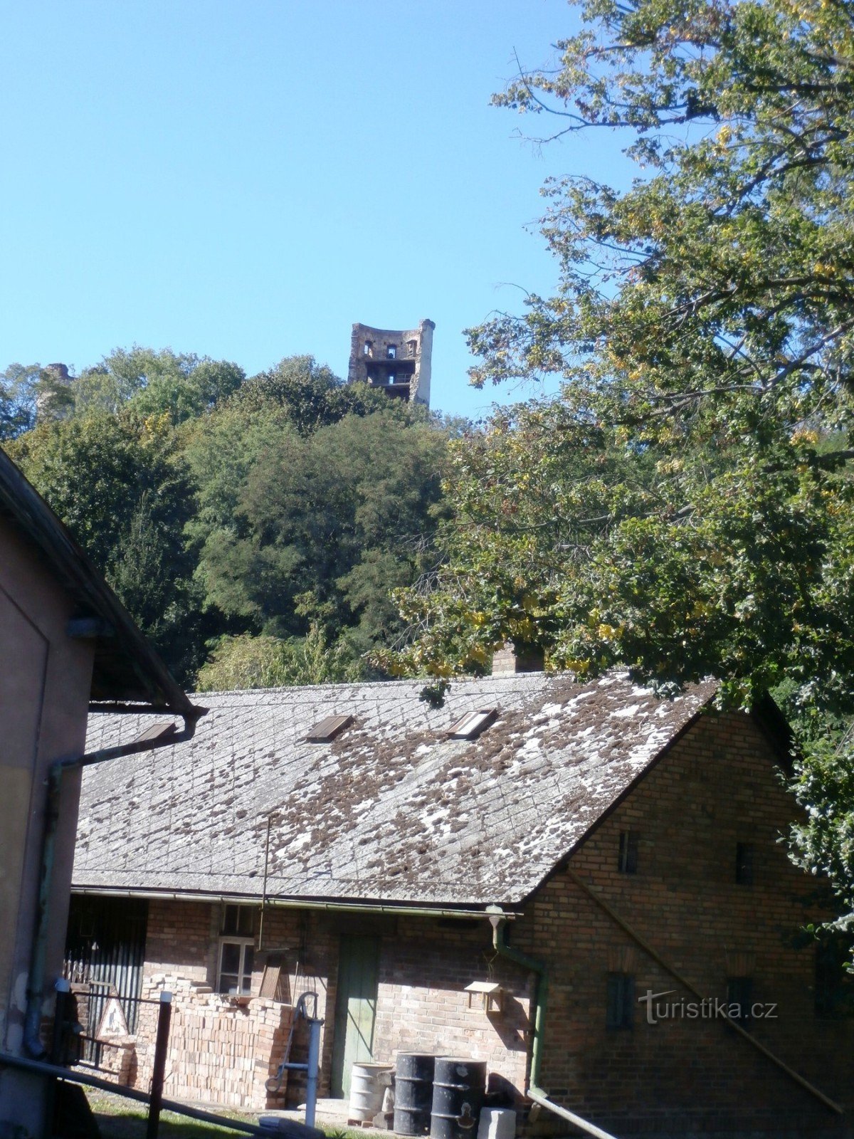 Onderweg gluurt de toren van het kasteel van Zvířetice naar ons