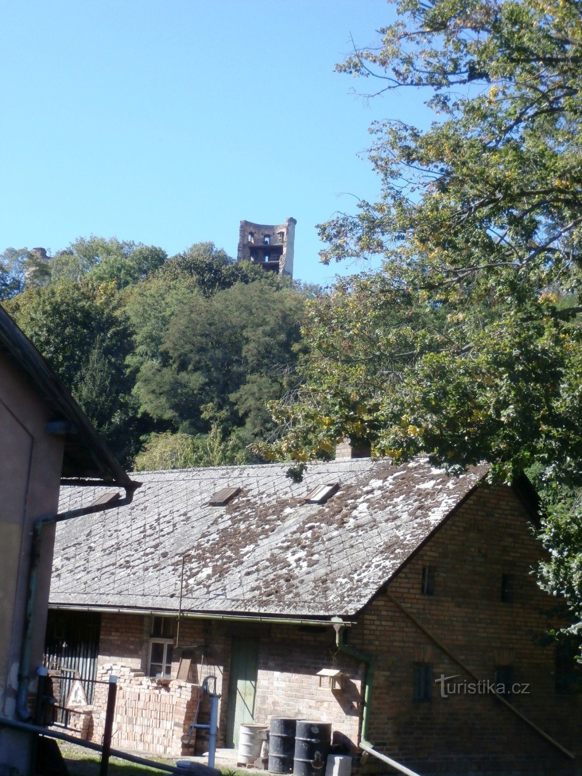 No caminho, a torre do castelo Zvířetice nos espreita