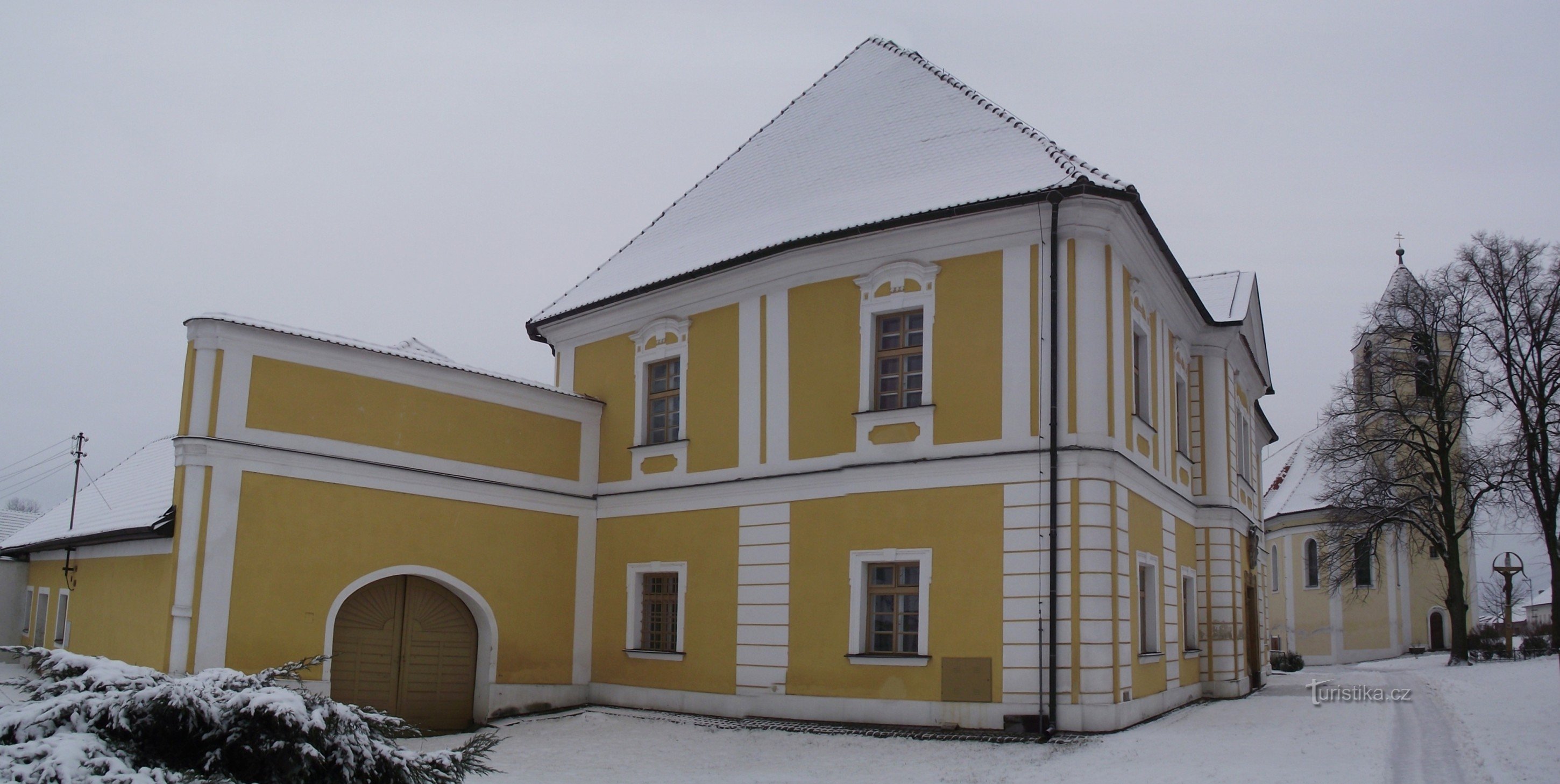 Cetkovice – plebania zwana pałacem (czy barokowy pałac pełniący funkcję plebanii?)
