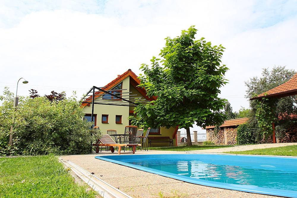 Chaloupka s bazénem a parkovištěm