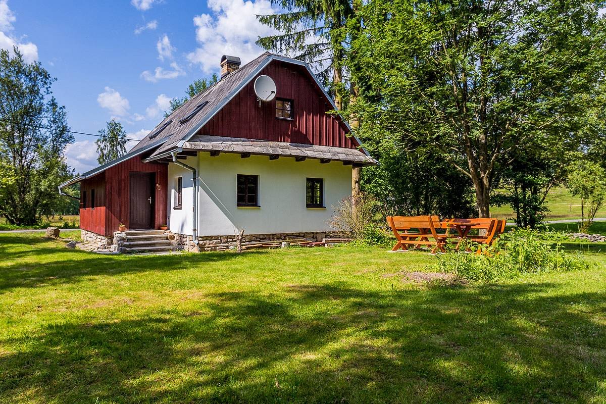 Eine Hütte am Bach Bílé