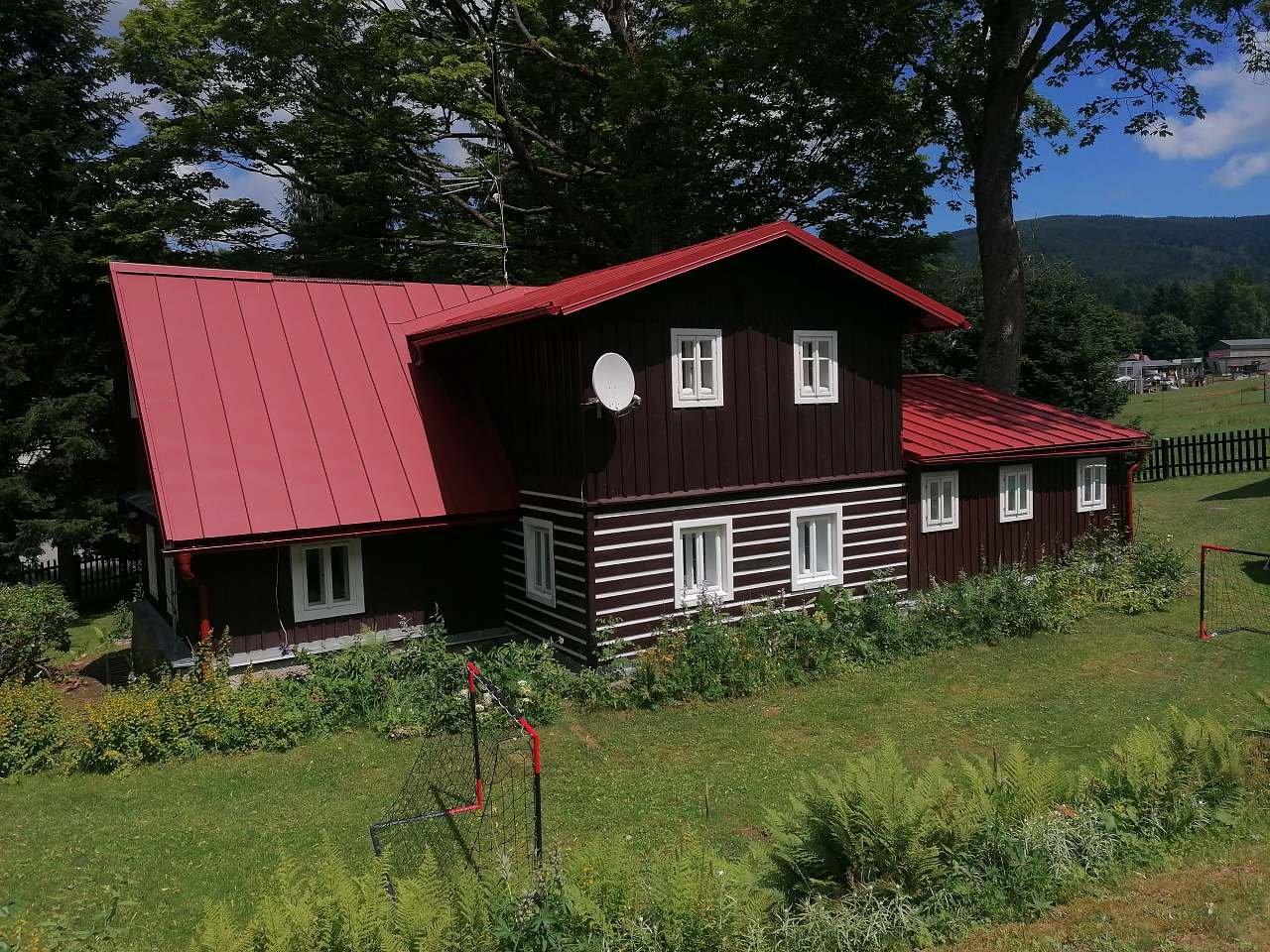 Una casa de campo cerca del remonte de Deštná en Orlické hory