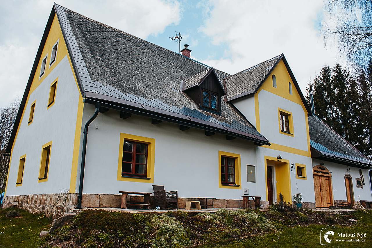 Cottage Adršpach detrás de humny