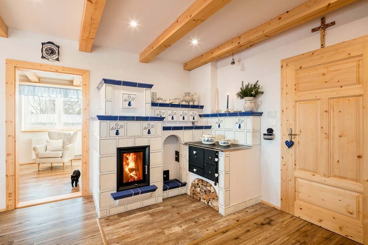 Chalupa Bařiny - kachlová kamna v přízemí