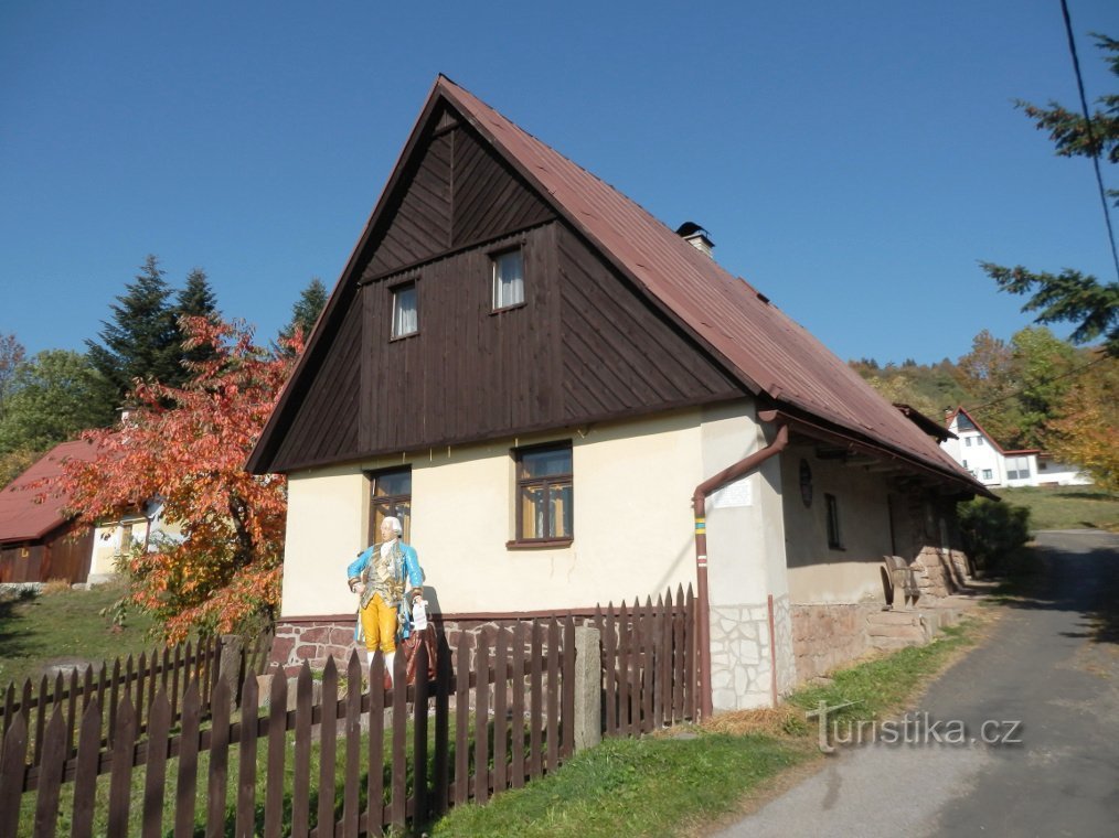 Cabana nr. 95 cu o statuie a împăratului Iosif al II-lea în grădină