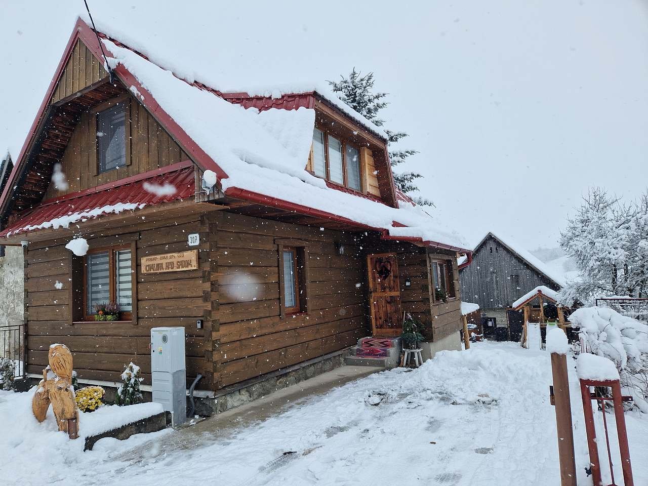 Chalupa nad sadom v zime