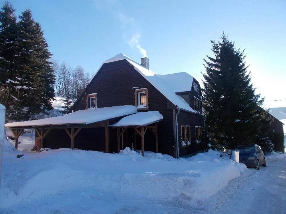 Chalupa Nela - Háj u Loučné pod Klínovcem, zima - nyní již bez smrku