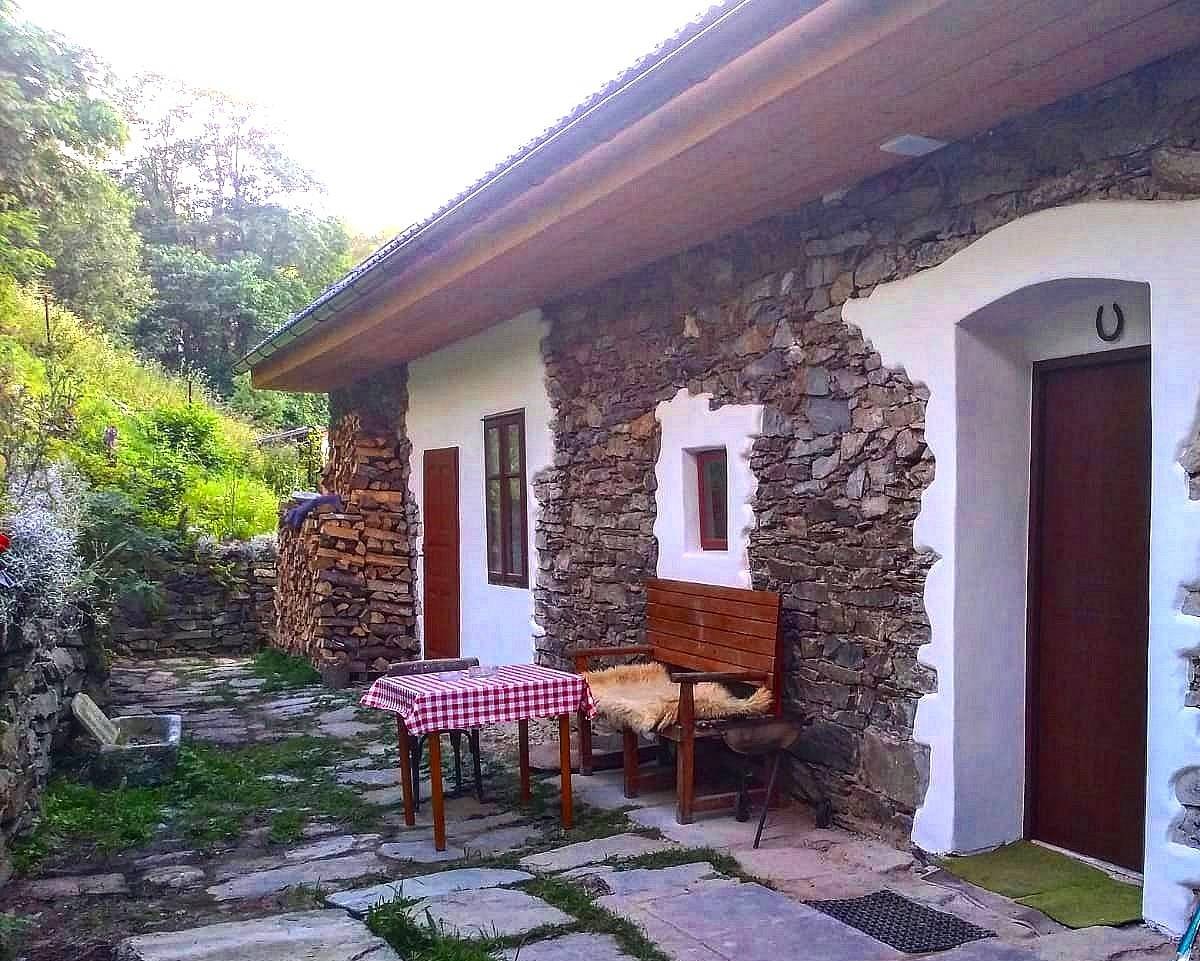 Cottage Palouk προς ενοικίαση Branná - Κάθεται μπροστά από το εξοχικό σπίτι