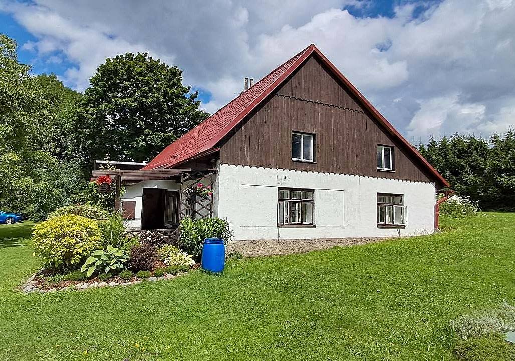 Chalupa Pěčínka - pohled od zahradního posezení