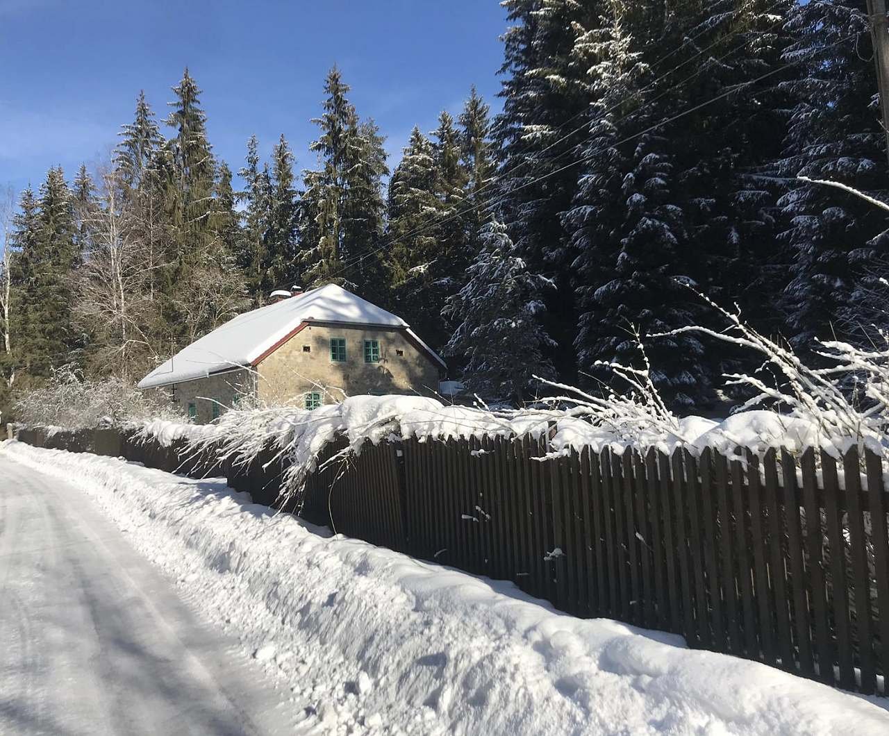 Eine Hütte unter dem Lipno-Deich im Winter