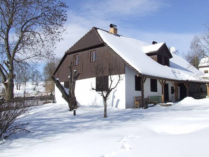 Huisje onder de uitkijk in de winter