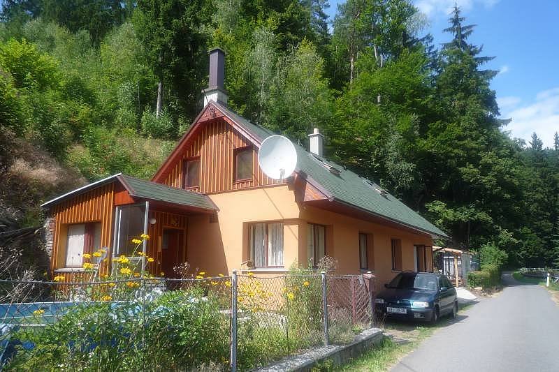 COTTAGE UNDER THE ROCK アクセス道路からの眺め、駐車場はコテージ横に2台