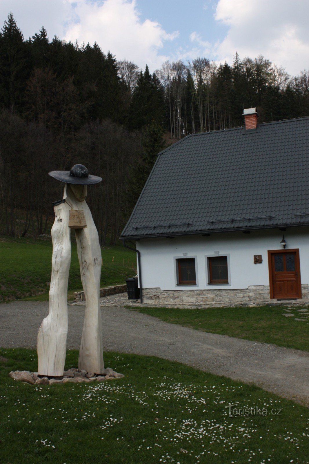 Stuga Pod Sviní horou i byn Vláská vid foten av Kralické Sněžník-massivet