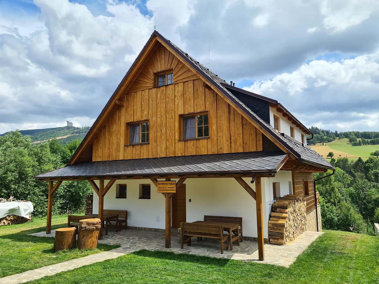 Sommerhus under den blæsende bakke