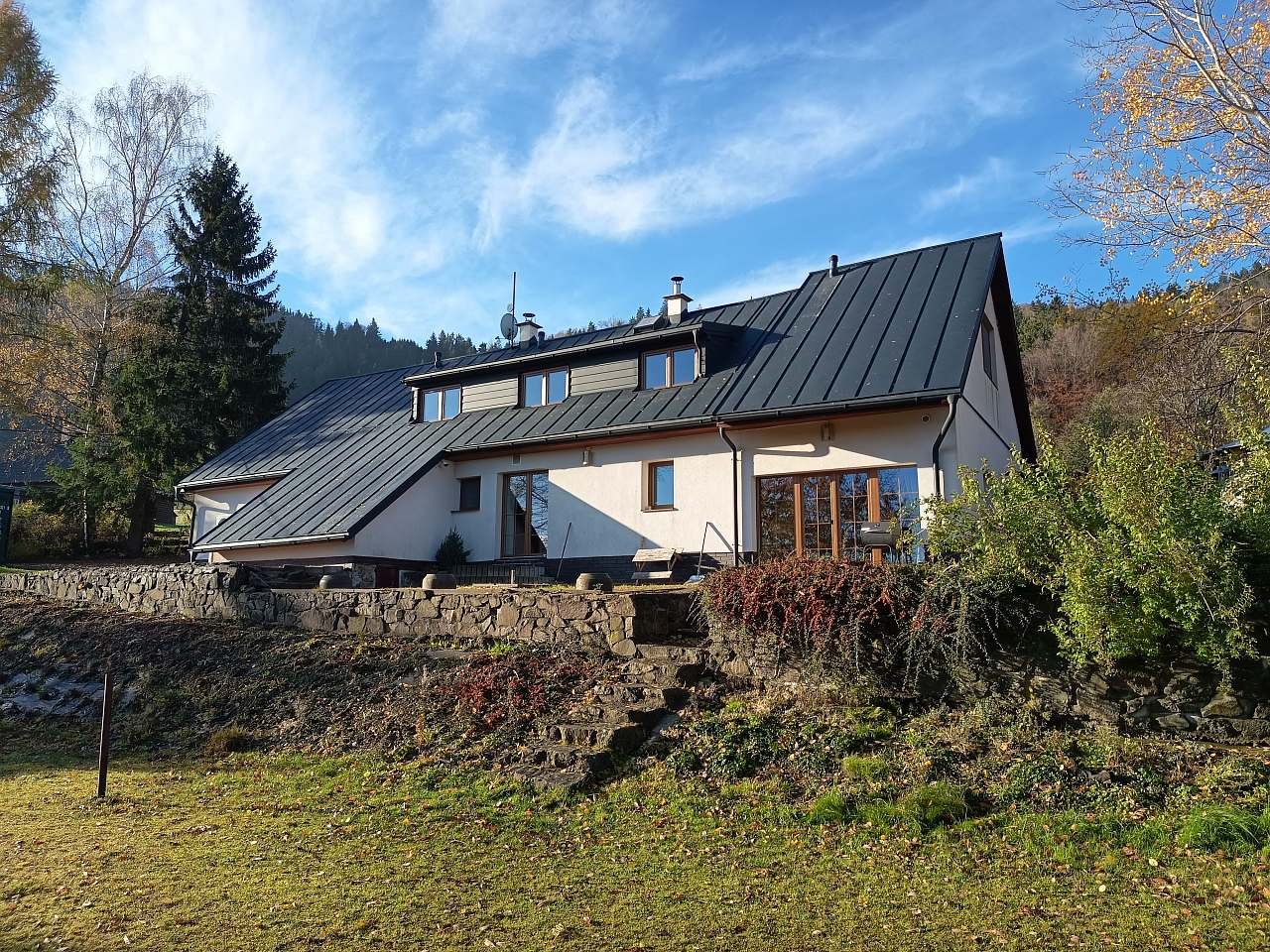 Chalupa podzimní od zahrady