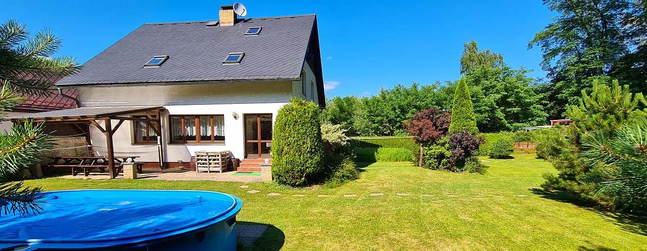 Chalupa s bazénem a zahradou