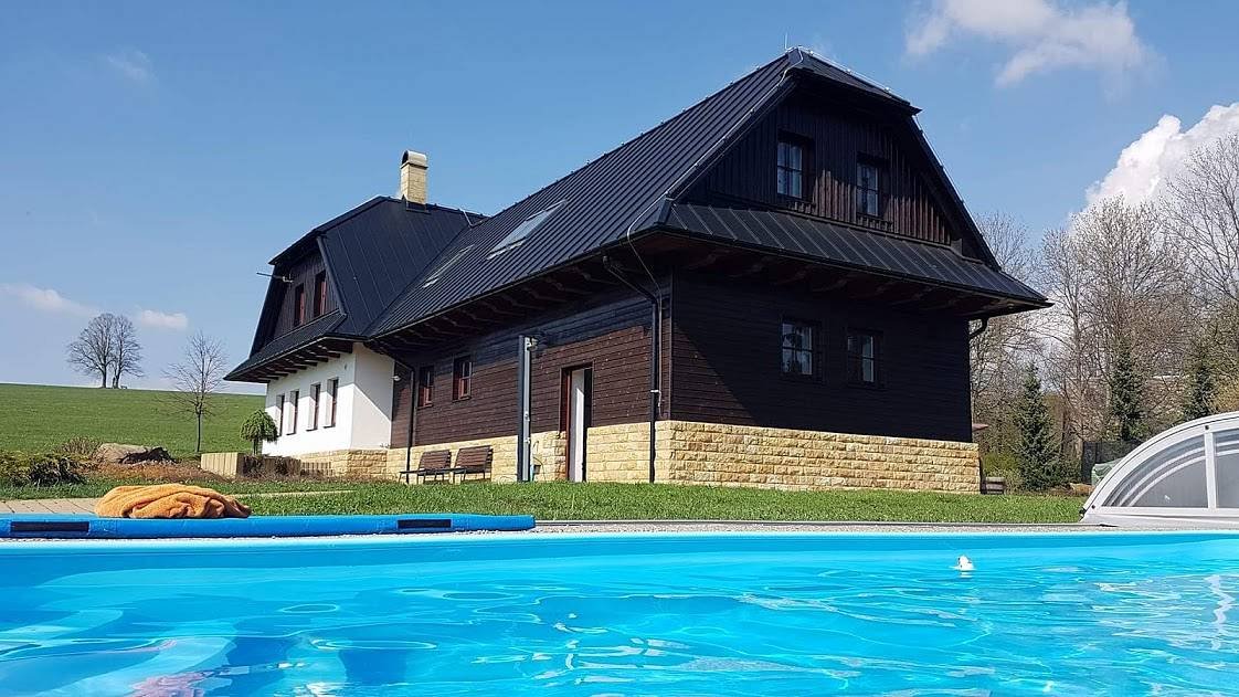 Nhà kiểu nông thôn có hồ bơi ở Orlické Hory