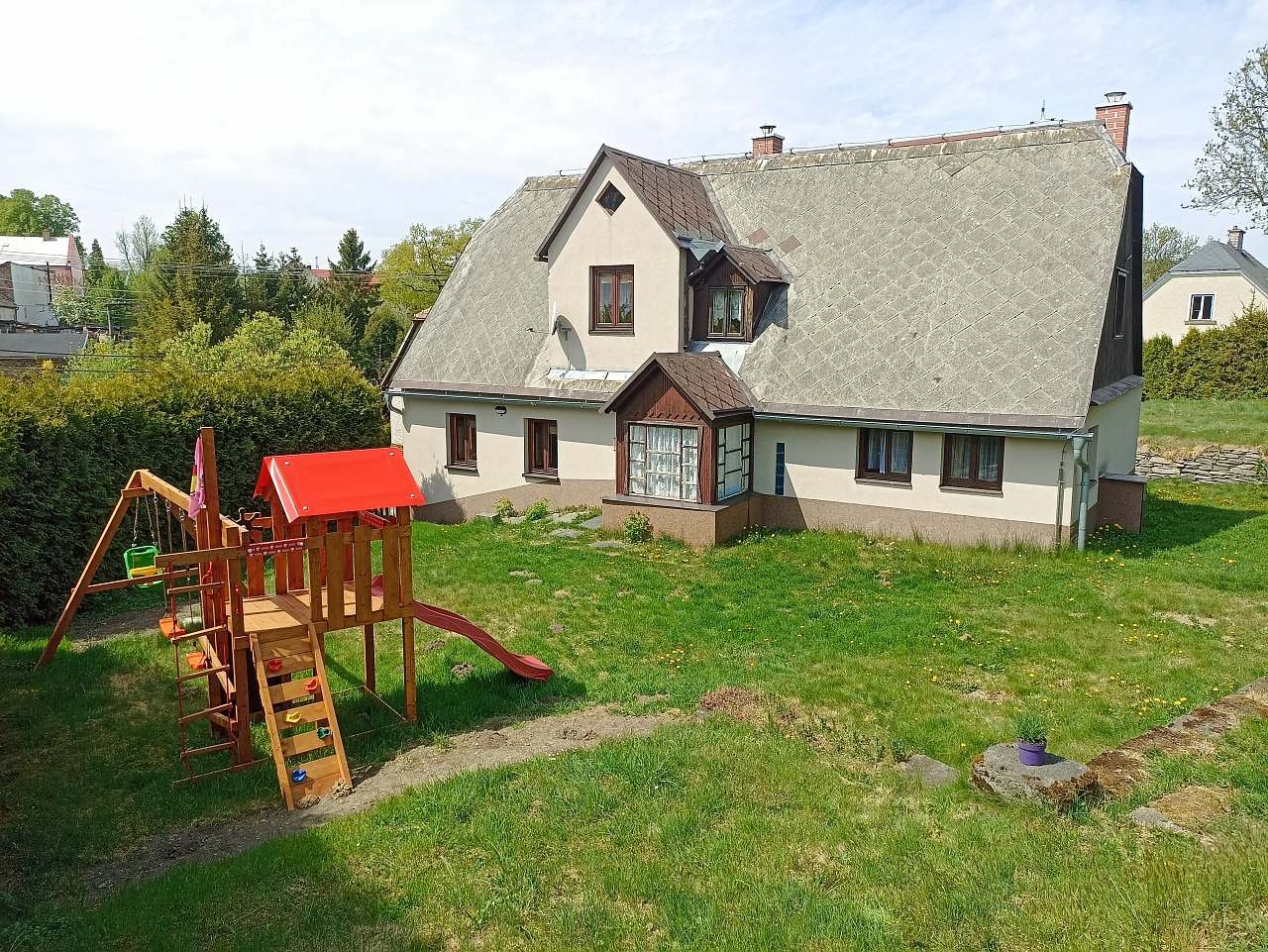 Chalupa s dětským hřištěm