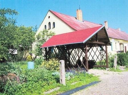 cottage with pergola for bikes