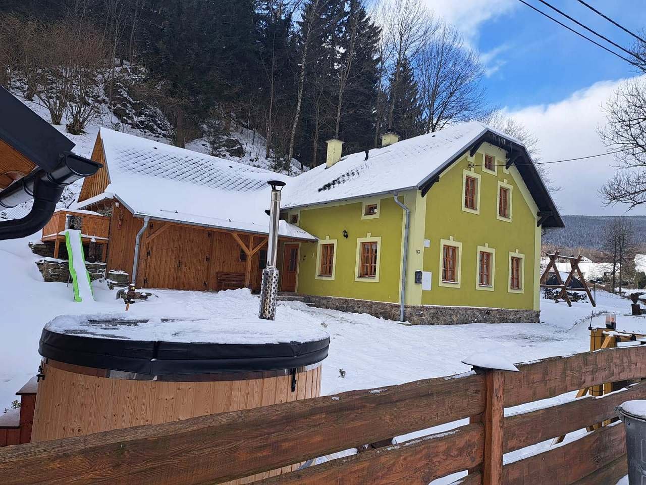 Chalupa s venkovním koupacím sudem Hot tubem