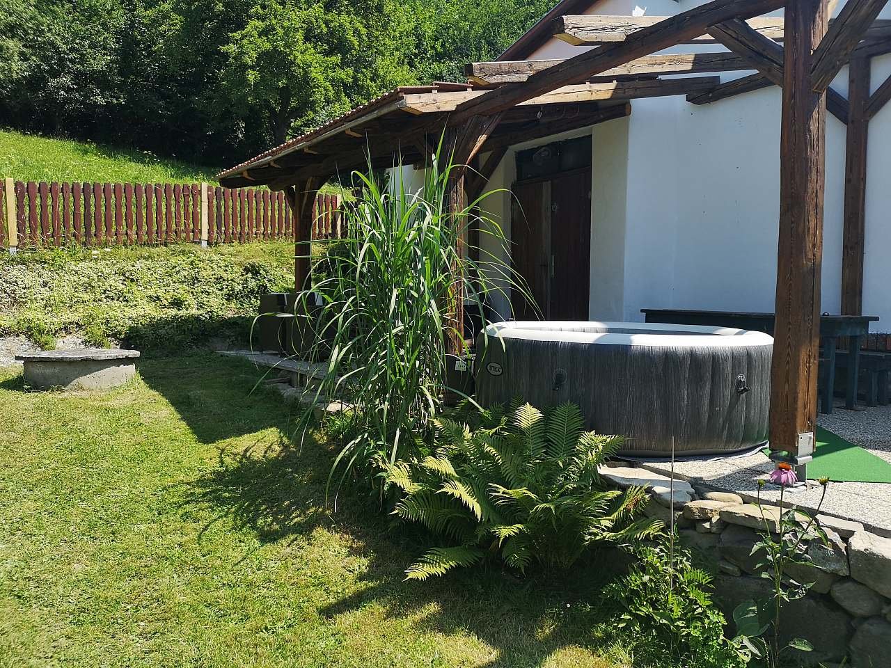 Cottage U potoka Rajnochovice Sitzgelegenheiten im Freien mit Whirlpool und Grill