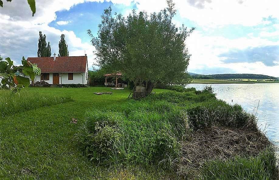 Kvítkovice 池塘旁的小屋，从花园欣赏美景