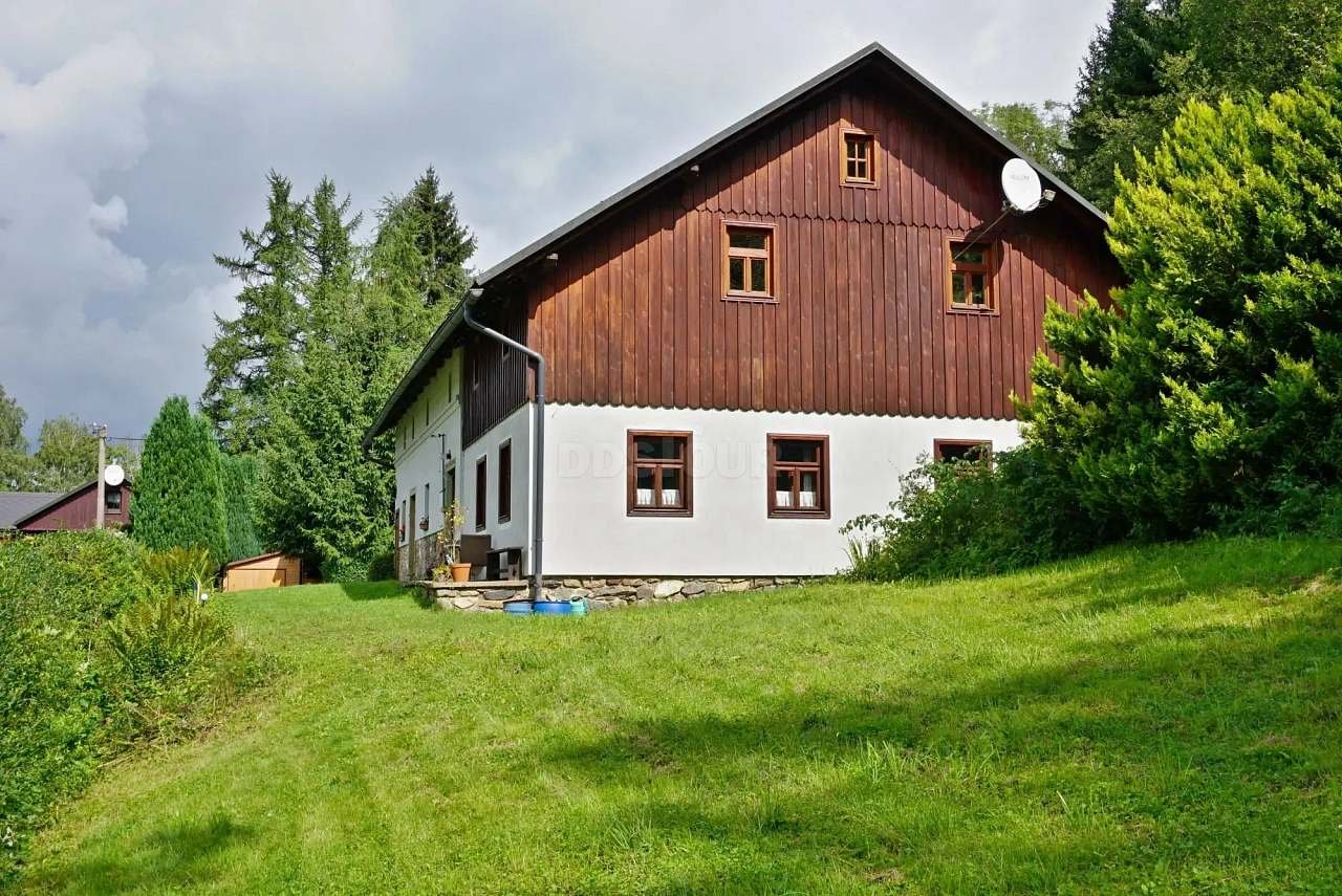 Chalupa u vodní nádrže Pastviny