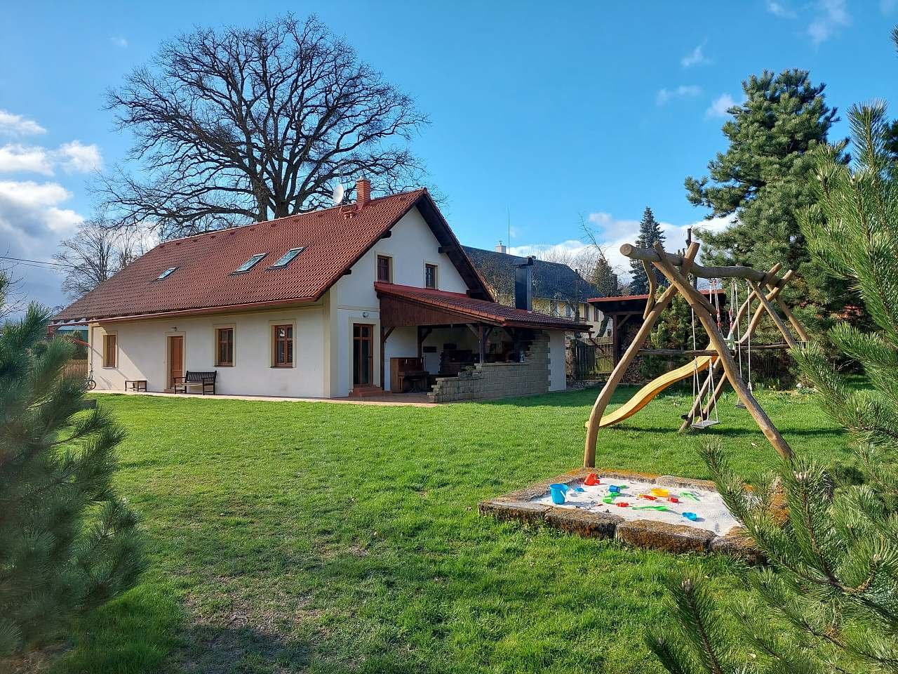 Cottage U neugierige Ziege Osek